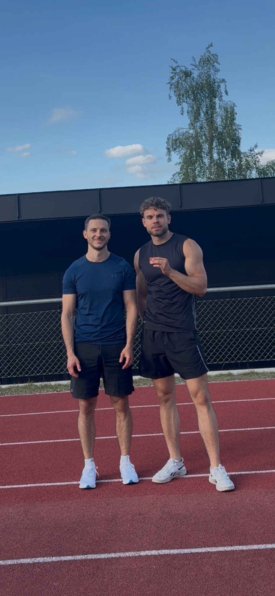 Maximilian und Jonathan, Physiotherapeuten und Gründer von REEP Official, auf der Tartanbahn – Coaching und Mentorship für Sportrehabilitation & Performance.