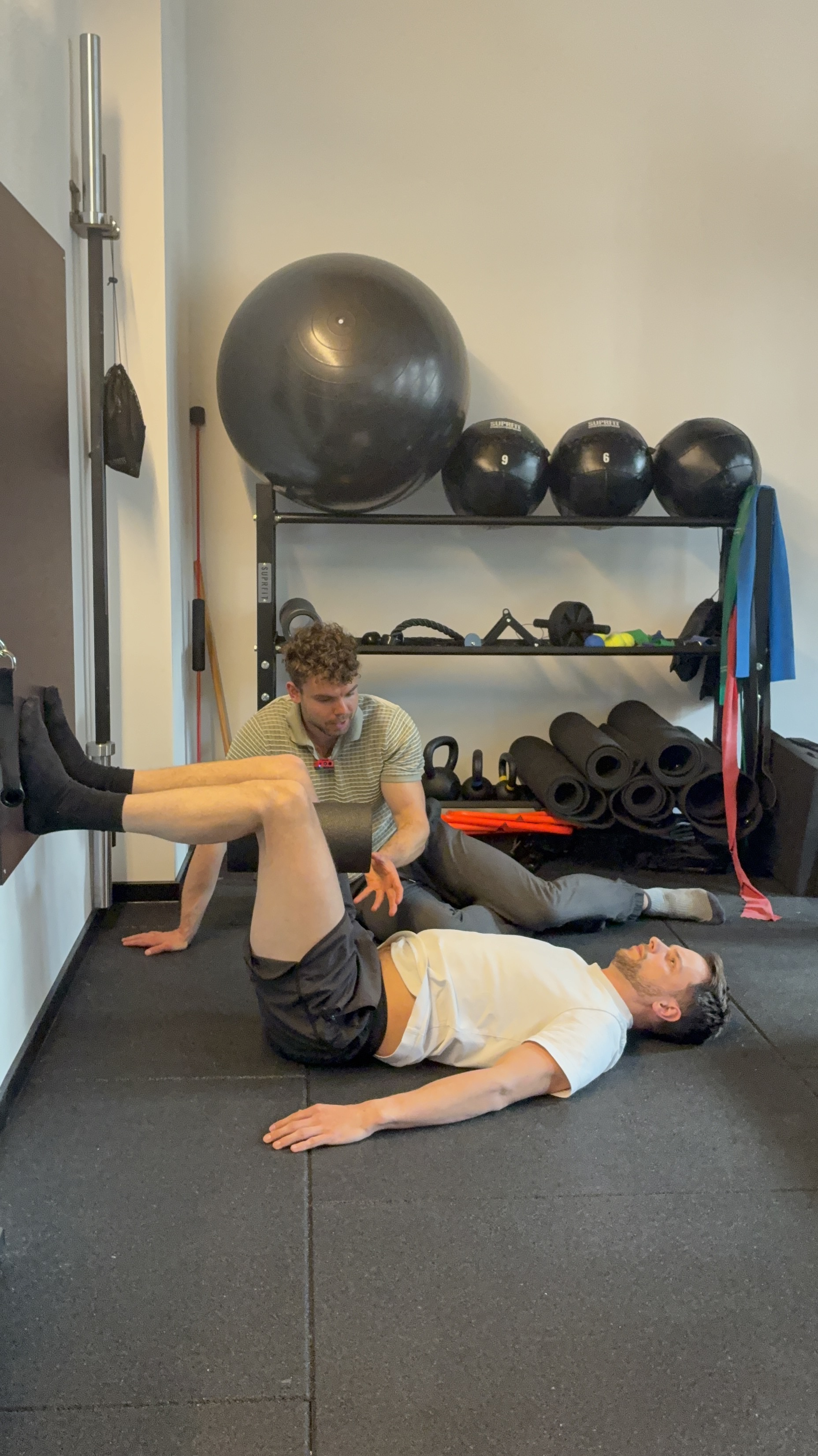 Reha- und Core-Training am Boden – progressive Belastungssteuerung statt Standardprotokoll bei der REEP Sportrehabilitation.
