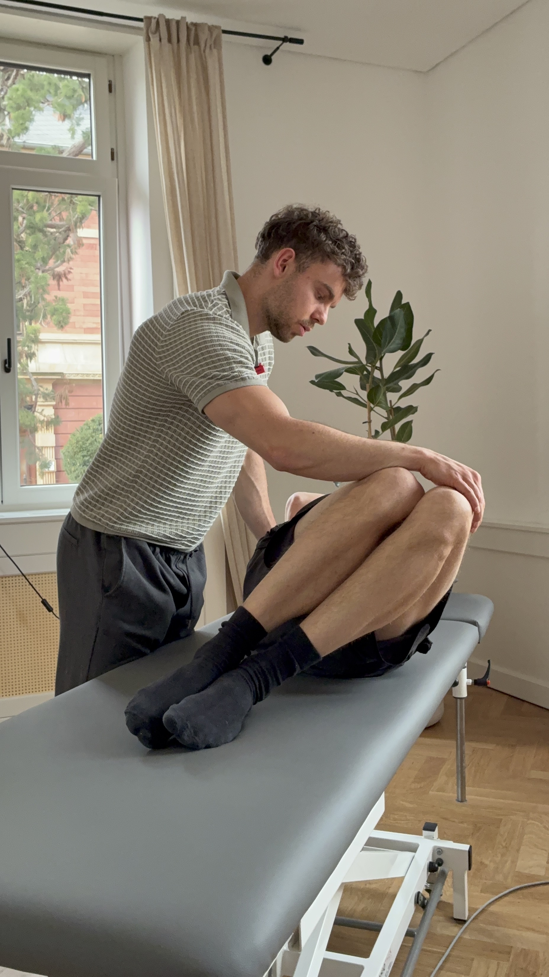 Manuelle Behandlung und Assessment am Therapietisch – Live-Supervision im REEP Physio-Mentorship.