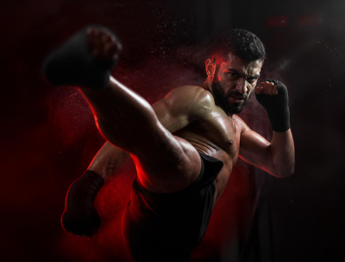 Kampfsport – Athlet in Aktion, Hüftstreckung & Sprintkraft (KI-generierte Illustration)